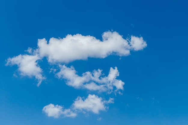 Nuages duveteux blancs sur fond de ciel bleu à partir de nuages