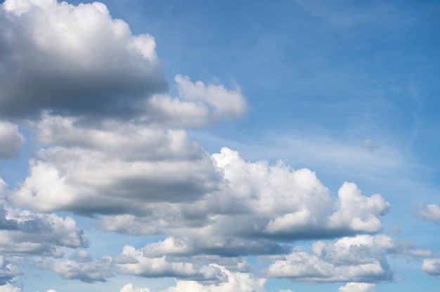 Nuages duveteux blancs avec fond de ciel bleu