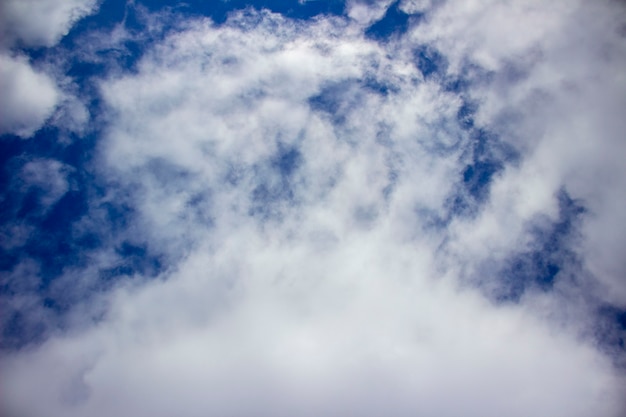 Photo nuages duveteux blancs sur fond de ciel bleu.