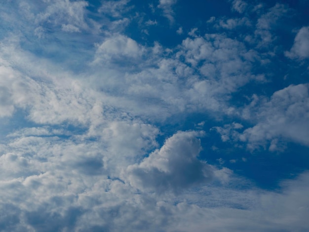 Nuages duveteux dans le ciel