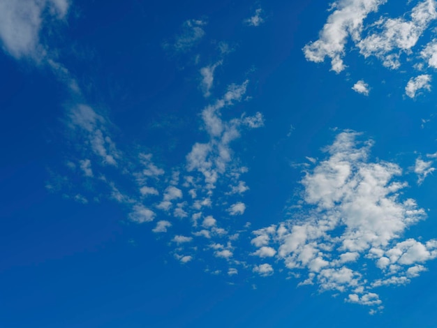 Nuages duveteux dans le ciel