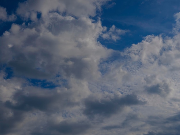 Nuages duveteux dans le ciel