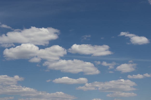 nuages duveteux gris-blancs sur ciel bleu