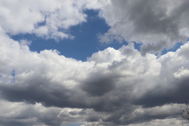 nuages duveteux gris-blancs sur ciel bleu