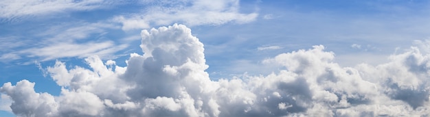 Nuages duveteux panoramiques dans le ciel bleu, nuages blancs doux contre le ciel bleu