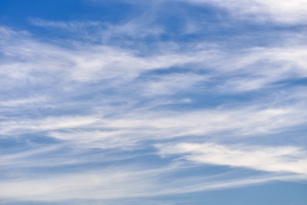 Nuages duveteux purs blancs sur un ciel bleu. Image de fond, sans personnes. Sibérie, Russie, 2020