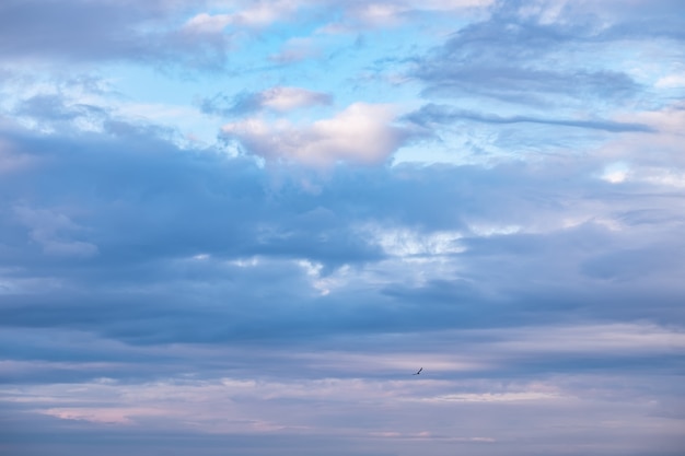 Nuages éclairés par le fond naturel du soleil couchant des nuages