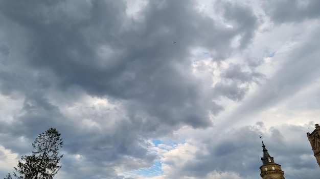 Nuages épais. Ciel avant la pluie