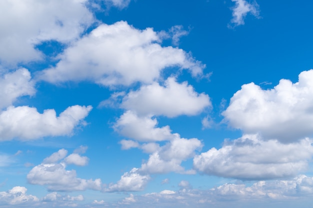 Nuages d'été avec un ciel dégagé