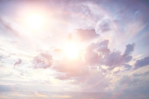 nuages de fond abstrait sur le ciel avec fond de paysage soleil / coucher de soleil, fond doux clair aquarelle