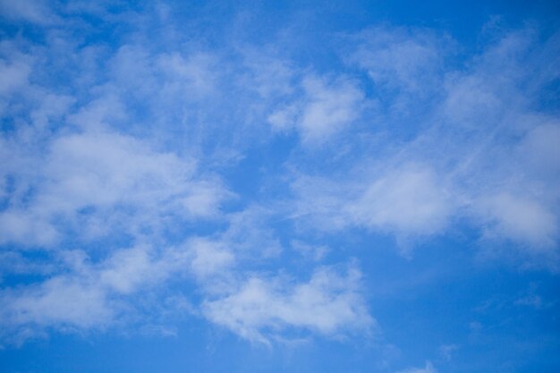 Nuages et fond de ciel bleu ciel avec de petits nuages