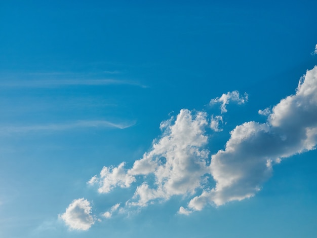 Nuages sur fond de ciel bleu