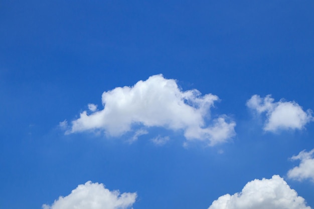 Nuages avec fond de ciel bleu