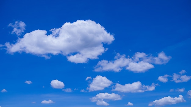 Nuages avec fond de ciel bleu.