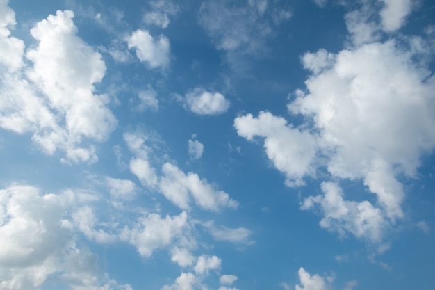 Photo nuages ​​avec fond de ciel bleu