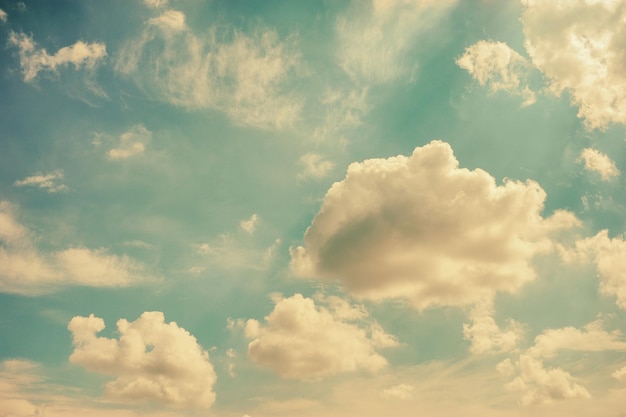 nuages et fond de ciel bleu