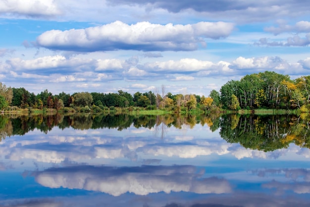 Nuages de forêt d'automne reflétés dans un lac