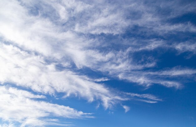 Nuages avec forme allongée exotique sur fond de ciel bleu