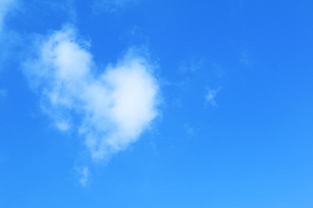 Nuages ​​en forme de coeur dans le ciel