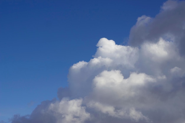 nuages gonflés dans le ciel froid d'automne