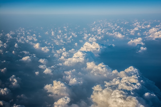 Nuages gonflés flottant sur le ciel bleu