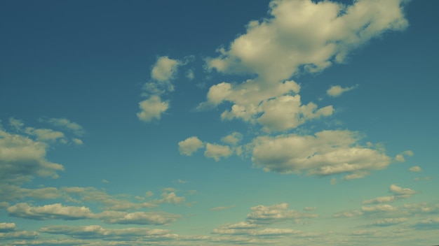 Les nuages gonflés roulent la nature se déplace le temps le ciel bleu les nuages pluvieux le fond se détend