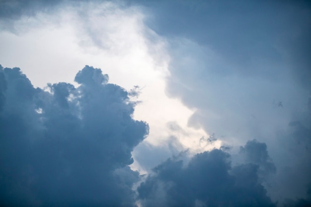 Nuages gris avant un orage, ciel dramatique