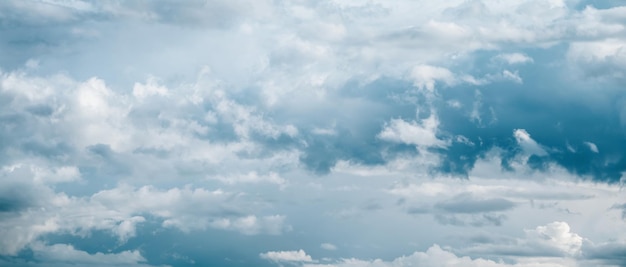 Nuages gris bleu fond ciel dramatique belle taille de bannière large cloudscape