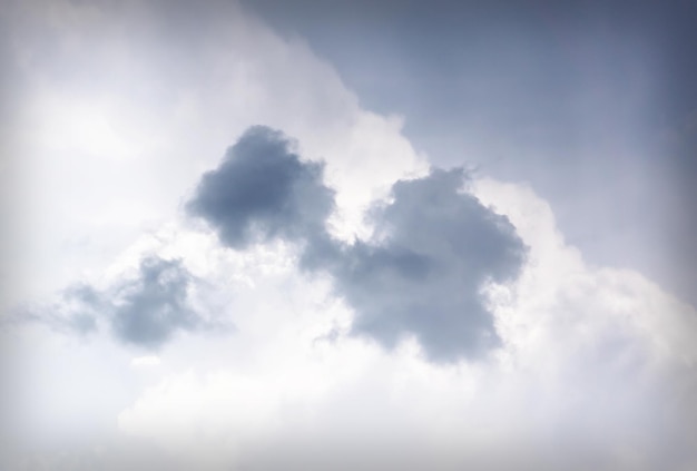 nuages gris et bleus dans le ciel