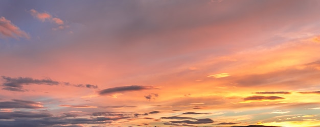 Nuages gris, bleus et orange au coucher du soleil