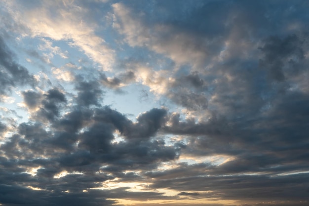 Nuages gris Le ciel avant la pluie et le tonnerre ciel bleu au-dessus des nuages gris