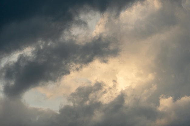 Nuages gris Le ciel avant la pluie et le tonnerre