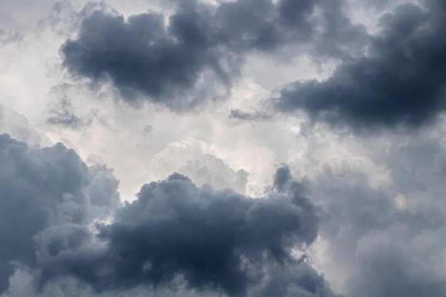 Nuages Gris Dans Le Ciel Avant La Pluie. Concept De Prévisions Météorologiques.