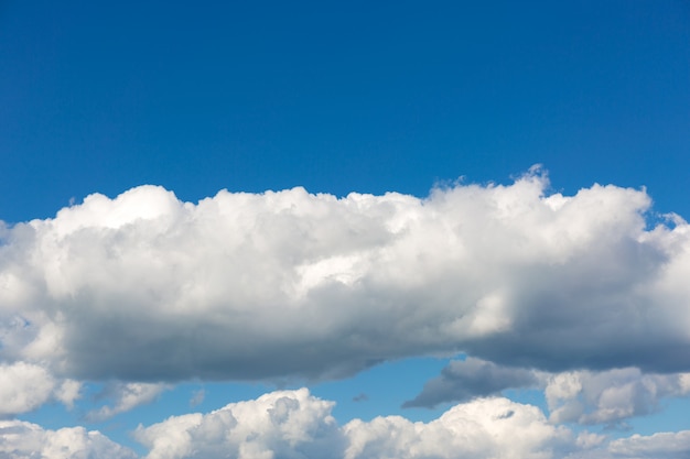 Nuages gris sur fond de ciel bleu.