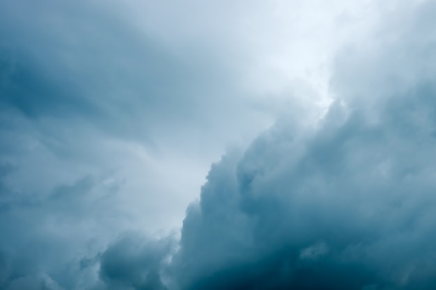 Nuages ​​gris lourds dans le ciel avant la pluie