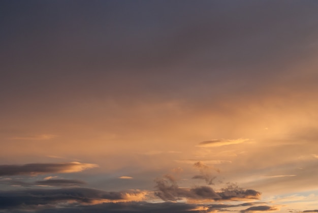 Nuages gris et orange au coucher du soleil. photo horizontale