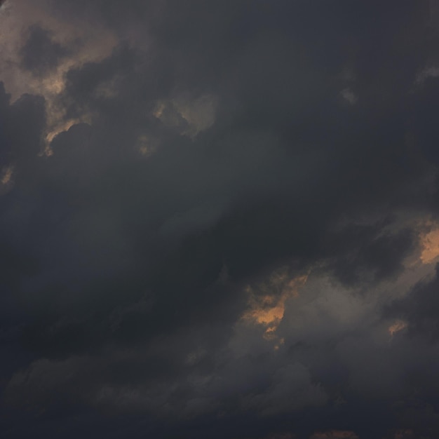 Des nuages gris solides recouvrent le ciel et forment un fond dramatique et sombre pour les médias sociaux.