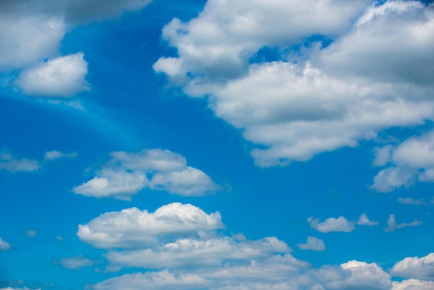 Nuages illuminés par le soleil