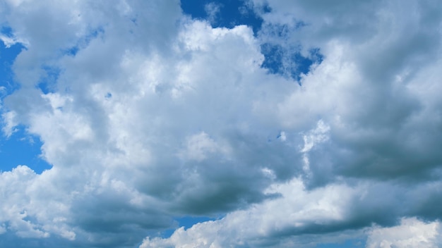 Des nuages inhabituels dans le ciel bleu nuage blanc sur fond bleu fond bleu avec de petits nuages