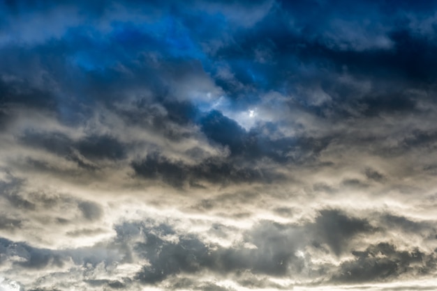 Nuages inquiétants sombres