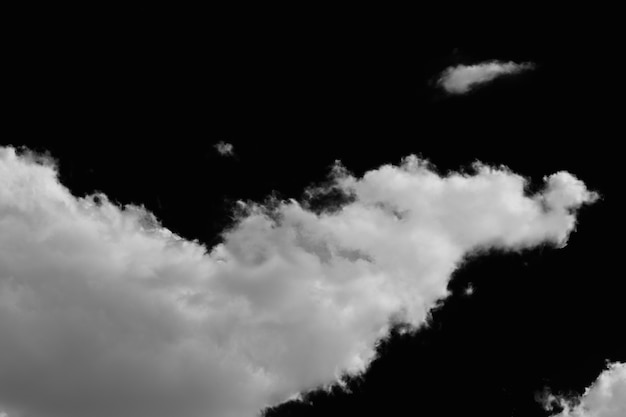 Nuages isolés sur fond noir avec un tracé de détourage.