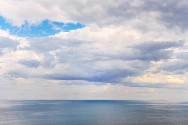 Nuages sur le lac le matin. Nature en été sur la mer.