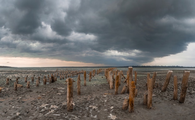 Photo nuages sur le lac salé près d'odessa, ukraine