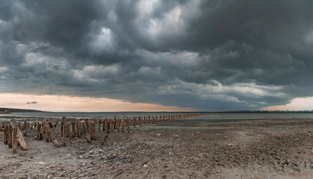 Nuages sur le lac salé près d&#39;Odessa, Ukraine