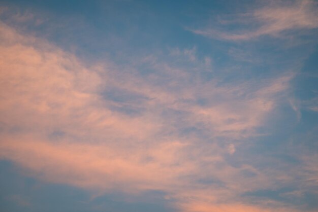 Des nuages légers dans le ciel après le coucher du soleil Une soirée calme avec des nuages éclairés par les derniers rayons de soleil