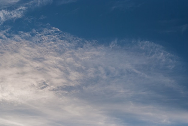 Nuages légers gris et blancs sur un ciel bleu