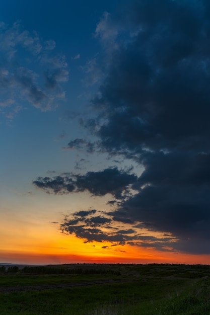 Nuages lumineux éclairés par le soleil après le coucher du soleil