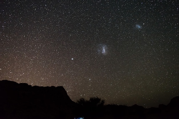 Nuages magellaniques astro ciel étoilé, nuit namibienne, Afrique. Aventure dans la nature.