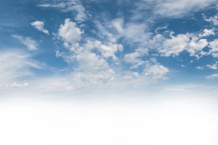 Photo nuages majestueux dans le reflet du ciel bleu dans l'eau, place pour votre texte, pour la conception