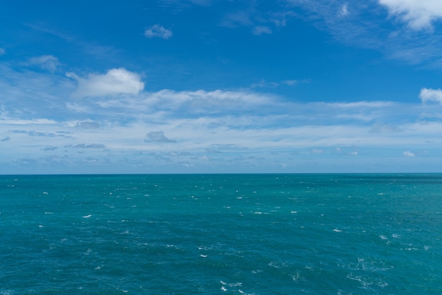 Nuages, mer et ciel dans les jours lumineux.